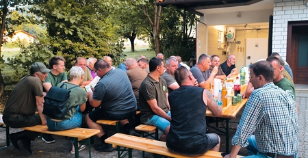 Slika 6 Sproščeno druženje po otvoriti pred novo zbiralnico uplenjene divjadi. Foto Tjaša Žgur